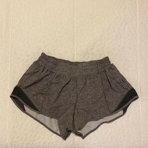 lululemon hotty hot 2.5” shorts